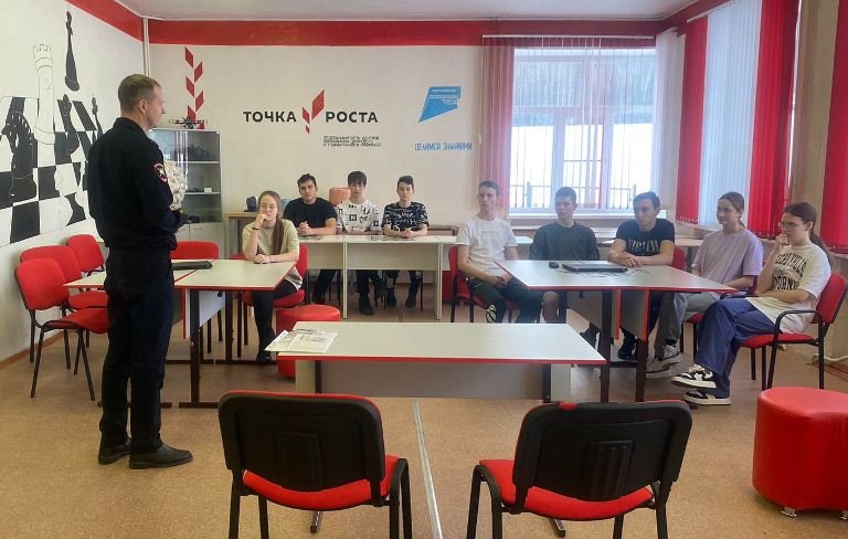 Сотрудники полиции Солнечного района провели профориентационное мероприятие для выпускников школ района